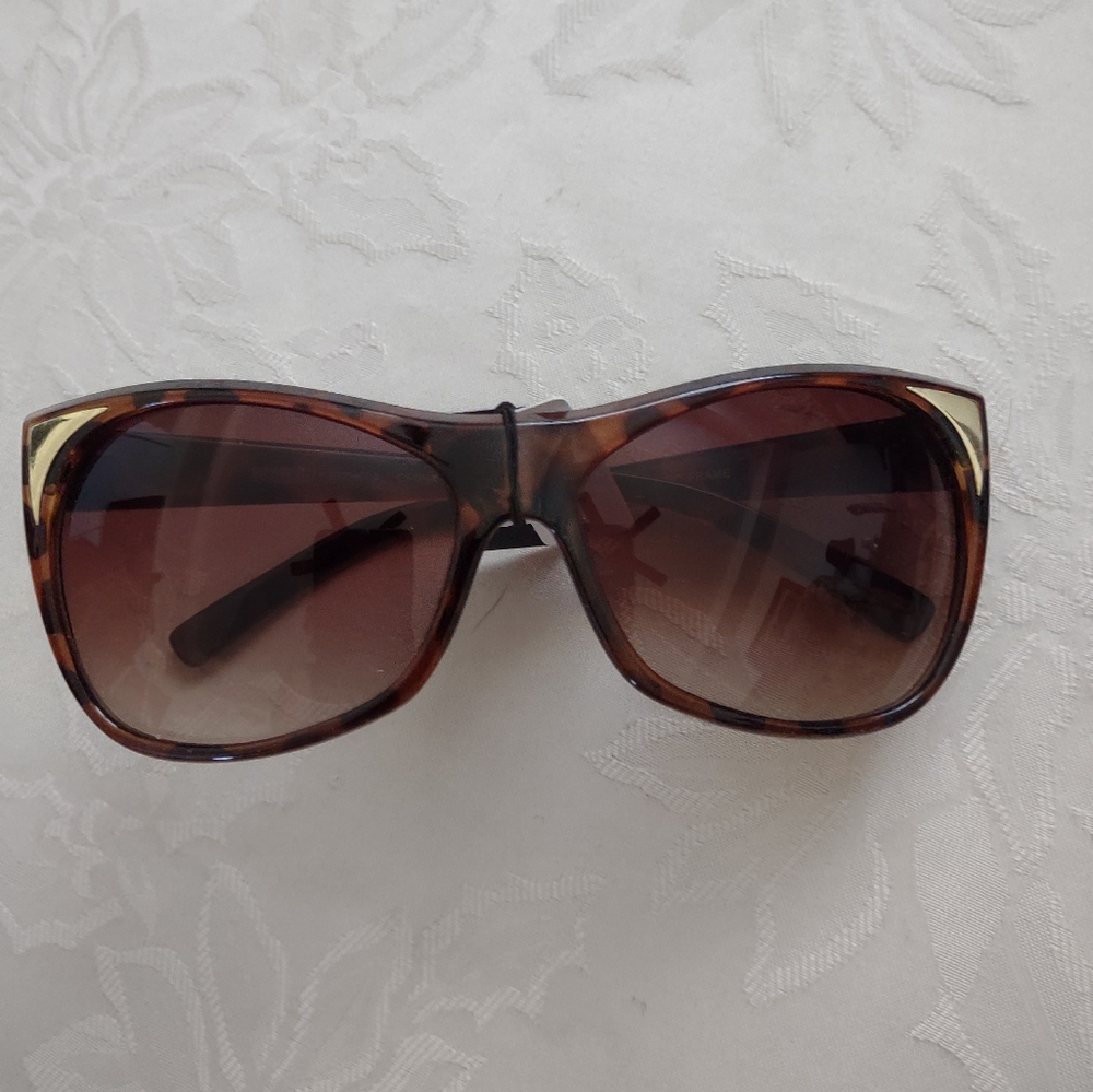 KISS Hand Polished Frame Sunglasses Golden Metallic Detail